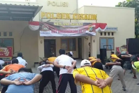 Sambut HUT Bhayangkara ke 73, Polsek Cisauk Adakan Senam Sehat Bersama Warga