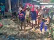 Warga Dan TNI Gotong-Royong di TMMD 105 Kodim 0510/Trs Warga Dan TNI Gotong-Royong di TMMD 105 Kodim 0510/Trs