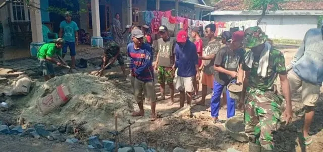 Warga Dan TNI Gotong-Royong di TMMD 105 Kodim 0510/Trs Warga Dan TNI Gotong-Royong di TMMD 105 Kodim 0510/Trs