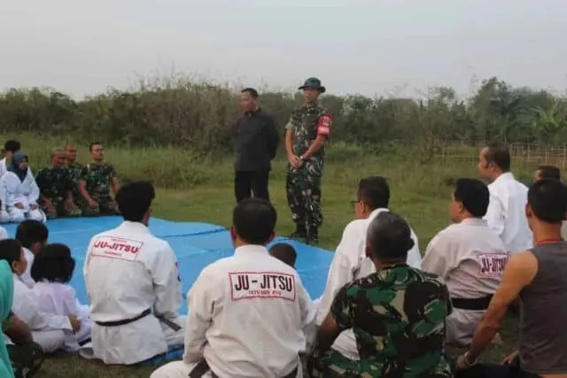 Dansatgas Perkenalkan Beladiri Ju-Jitsu di TMMD 105 Kronjo Dansatgas Perkenalkan Beladiri Ju-Jitsu di TMMD 105 Kronjo