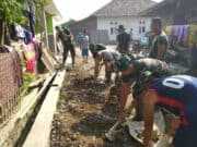 Satgas TMMD Bersama Warga Hampar Batu Bangun Jalan