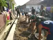 Satgas TMMD Bersama Warga Hampar Batu Bangun Jalan Satgas TMMD Bersama Warga Hampar Batu Bangun Jalan