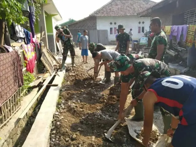 Satgas TMMD Bersama Warga Hampar Batu Bangun Jalan Satgas TMMD Bersama Warga Hampar Batu Bangun Jalan