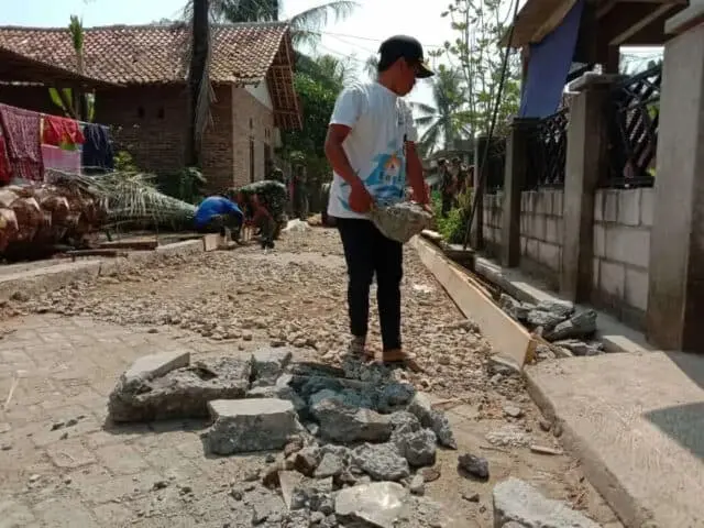 Warga Antusias Bantu Angkat Batu Di Lokasi TMMD Kronjo Warga Antusias Bantu Angkat Batu Di Lokasi TMMD Kronjo