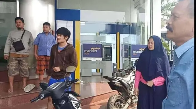 ATM Error, Nasabah Panik Datangi Mandiri Kisamaun Kota Tangerang ATM Error, Nasabah Panik Datangi Mandiri Kisamaun Kota Tangerang