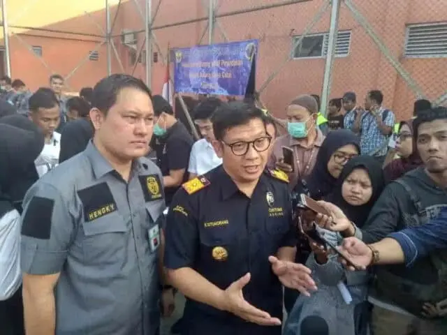 Ratusan Miras dan Ribuan Rokok Sitaan Dimusnahkan Beacukai Bandara Soetta Ratusan Miras dan Ribuan Rokok Sitaan Dimusnahkan Beacukai Bandara Soetta
