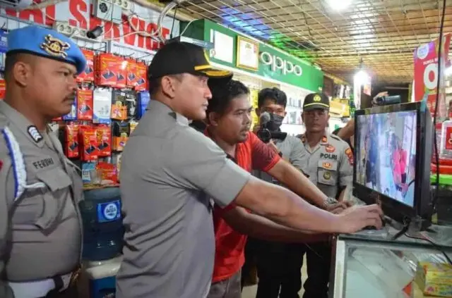 Kqpolresta Tangerang Sambangi Toko Hp Dirampok Kqpolresta Tangerang Sambangi Toko Hp Dirampok