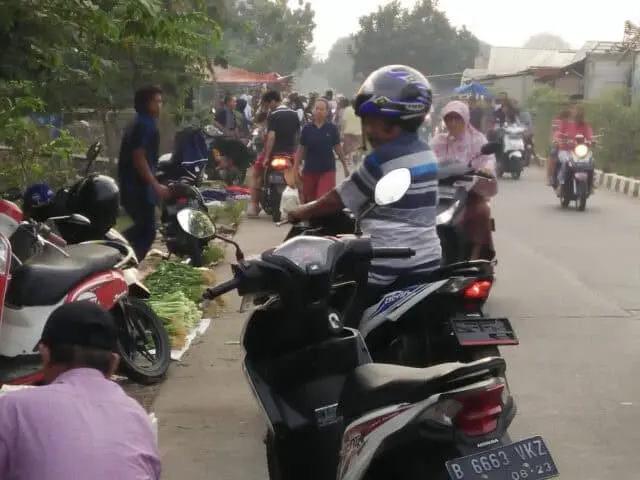 PKL Disepanjang Jalan Kali Irigasi Sipon Terus Dikeluh Warga PKL Disepanjang Jalan Kali Irigasi Sipon Terus Dikeluh Warga