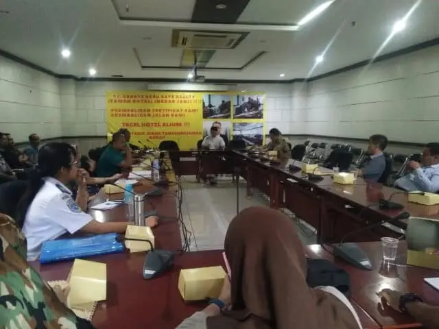 Warga Ancam Segel Hotel Allium Kota Tangerang Warga Ancam Segel Hotel Allium Kota Tangerang