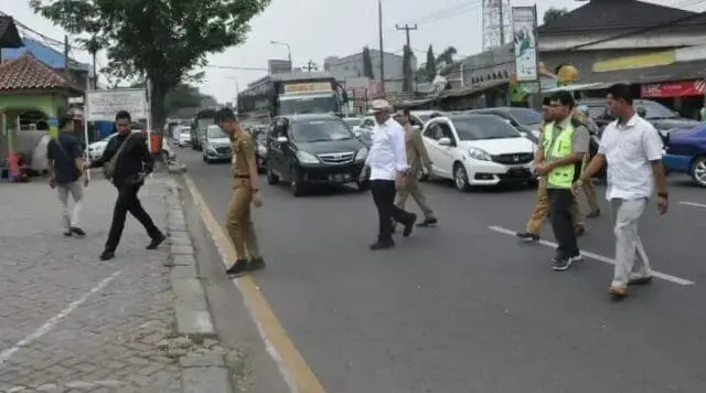 Begini Cara Sidak Gubernur Di Jalur Padat Kota Serang Begini Cara Sidak Gubernur Di Jalur Padat Kota Serang