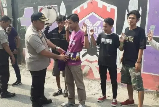 Kapolsek Benda Pimpin Pengamanan Keberangkatan Sporter Persita Kapolsek Benda Pimpin Pengamanan Keberangkatan Sporter Persita
