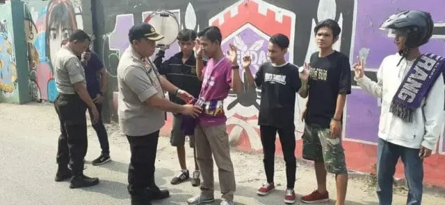 Kapolsek Benda Pimpin Pengamanan Keberangkatan Sporter Persita Kapolsek Benda Pimpin Pengamanan Keberangkatan Sporter Persita