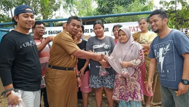 Forwat Salurkan Ratusan Paket Daging Qurban Forwat Salurkan Ratusan Paket Daging Qurban