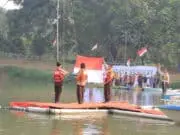 Berbeda, Ratusan Aktivis Upacara Bendera di Tengah Sungai Cisadane Berbeda, Ratusan Aktivis Upacara Bendera di Tengah Sungai Cisadane