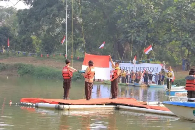 Berbeda, Ratusan Aktivis Upacara Bendera di Tengah Sungai Cisadane Berbeda, Ratusan Aktivis Upacara Bendera di Tengah Sungai Cisadane