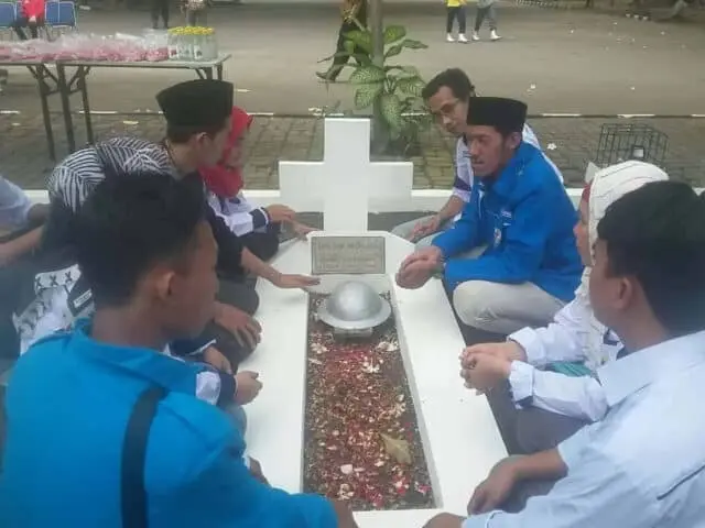 Hormati Jasa Pahlawan, KNPI Kota Tangerang dan Pantas Juara Berdo'a di TMP Taruna Hormati Jasa Pahlawan, KNPI Kota Tangerang dan Pantas Juara Berdo'a di TMP Taruna