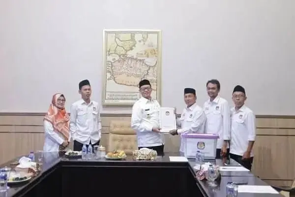 Gubernur Terima Dokumen 85 Anggota DPRD Banten Baru Gubernur Terima Dokumen 85 Anggota DPRD Banten Baru