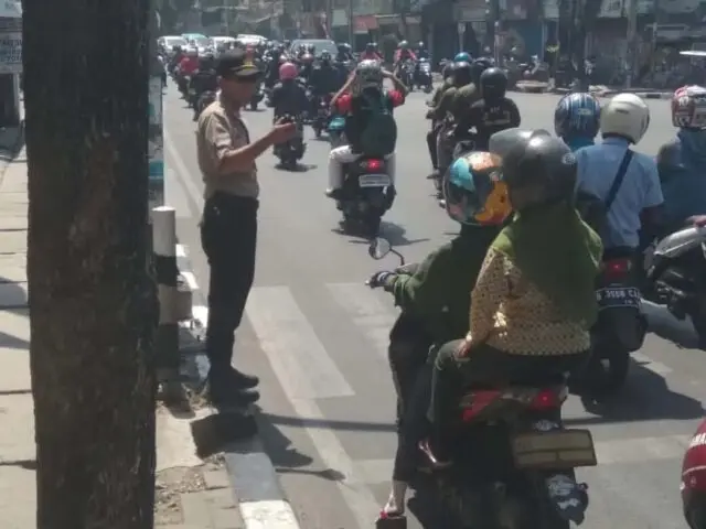 Jaga Kelancaran Aksi Massa Buruh, Wakapolsek Karawaci Urai Lalin Jaga Kelancaran Aksi Massa Buruh, Wakapolsek Karawaci Urai Lalin
