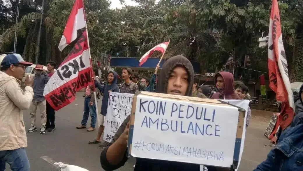 Sindir Walikota Tangerang, Mahasiswa Galang Koin Buat Beli Ambulance Sindir Walikota Tangerang, Mahasiswa Galang Koin Buat Beli Ambulance