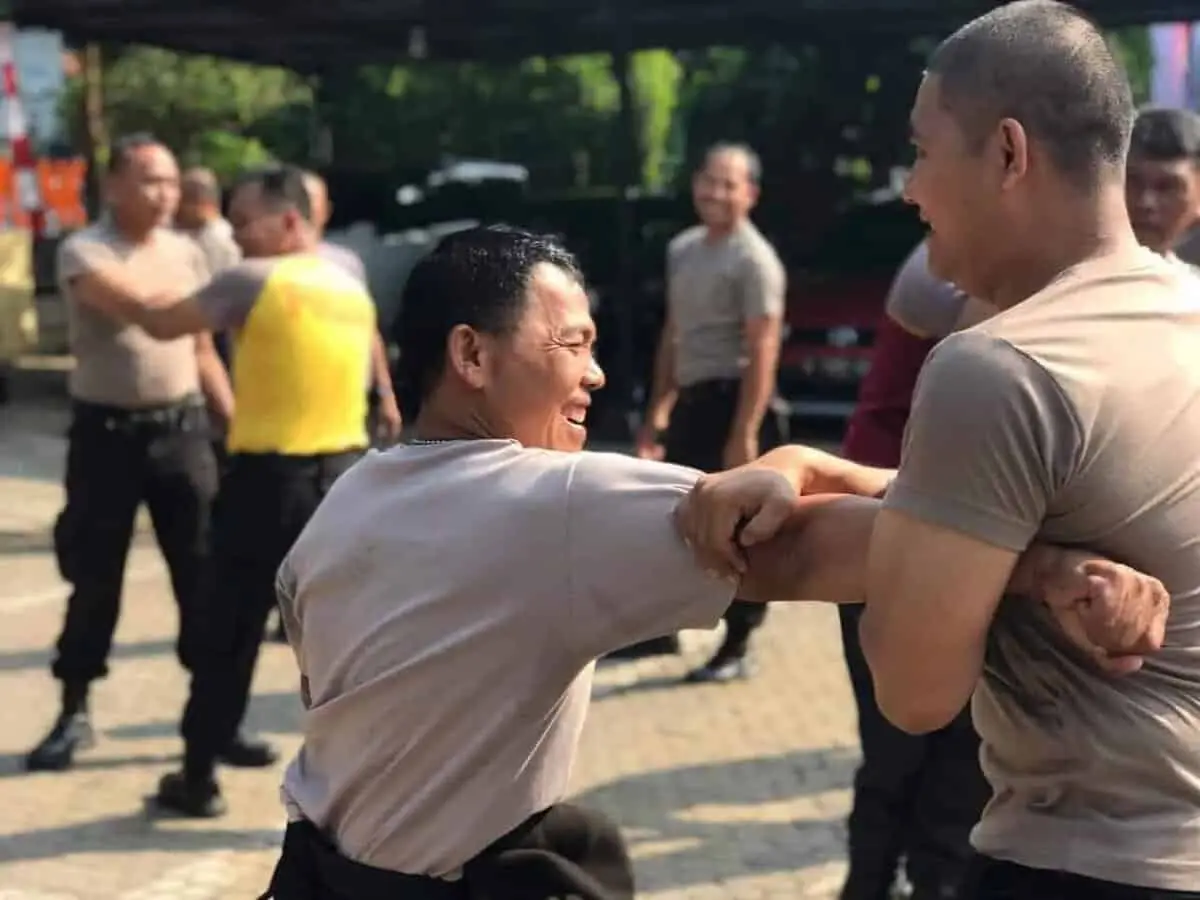 Personil Polsek Jatiuwung Latihan Beladiri Antisipasi Ancaman Tugas