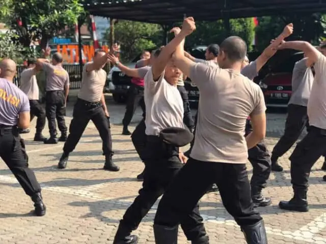 Personil Polsek Jatiuwung Latihan Beladiri Antisipasi Ancaman Tugas Personil Polsek Jatiuwung Latihan Beladiri Antisipasi Ancaman Tugas