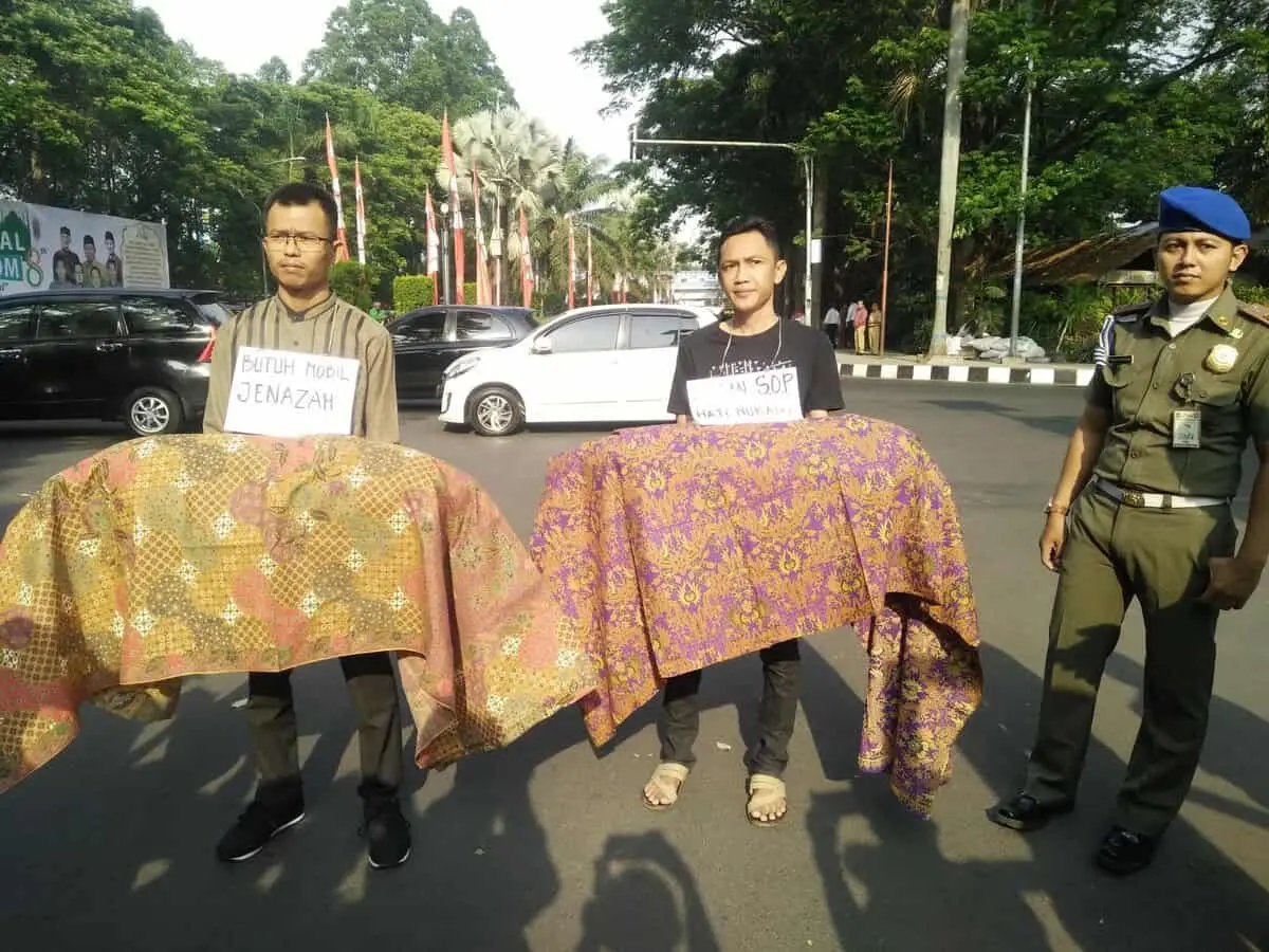 Protes Layanan Sesuai SOP, Aktivis Lakukan Aksi Teatrikal Bopong Mayat Protes Layanan Sesuai SOP, Aktivis Lakukan Aksi Teatrikal Bopong Mayat