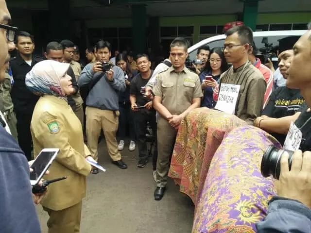 Protes Layanan Sesui SOP, Aktivis Lakukan Aksi Teatrikal Bopong Mayat Protes Layanan Sesui SOP, Aktivis Lakukan Aksi Teatrikal Bopong Mayat