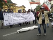 Sindir Walikota Tangerang, Mahasiswa Galang Koin Buat Beli Ambulance Sindir Walikota Tangerang, Mahasiswa Galang Koin Buat Beli Ambulance