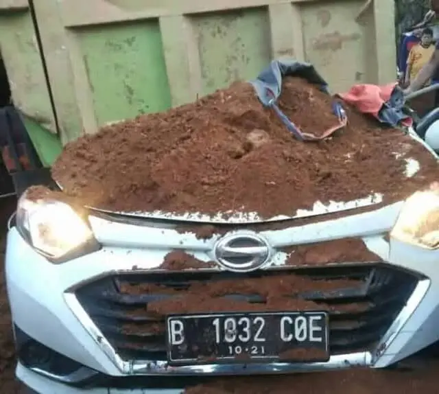 Truk TRANSFORMER Bermuatan Tanah Terguling Timpa Sigra Hingga Ringsek Truk TRANSFORMER Bermuatan Tanah Terguling Timpa Sigra Hingga Ringsek