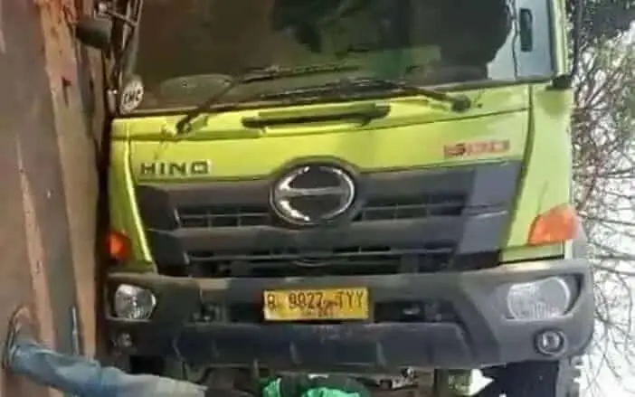 Truk TRANSFORMER Bermuatan Tanah Terguling Timpa Sigra Hingga Ringsek Truk TRANSFORMER Bermuatan Tanah Terguling Timpa Sigra Hingga Ringsek
