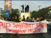 PMII Makassar Tuntut Keras Polisi dan Gelar Sholat Gaib Untuk Randy PMII Makassar Tuntut Keras Polisi dan Gelar Sholat Gaib Untuk Randy