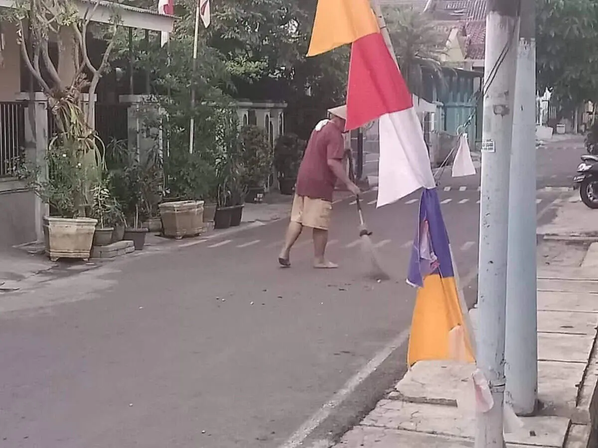 Rajin Sapu Jalanan, Endang Mendapatkan "Sukamanah Award" Rajin Sapu Jalanan, Endang Mendapatkan "Sukamanah Award"