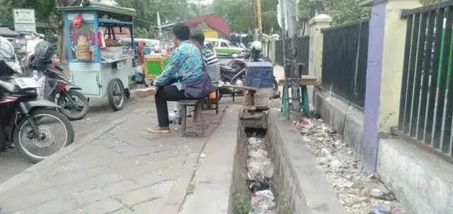 Dikeluh Warga, Drainase di Depan RSUD Kab. Tangerang Berisi Sampah Dikeluh Warga, Drainase di Depan RSUD Kab. Tangerang Berisi Sampah