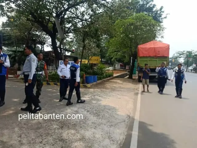 Terus Terulang, Truk Pengangkut Tanah Nekat Jalan Siang dan Tanpa Surat Lengkap Terus Terulang, Truk Pengangkut Tanah Nekat Jalan Siang dan Tanpa Surat Lengkap