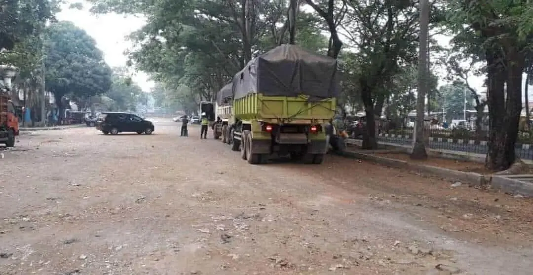Terus Terulang, Truk Pengangkut Tanah Nekat Jalan Siang dan Tanpa Surat Lengkap Terus Terulang, Truk Pengangkut Tanah Nekat Jalan Siang dan Tanpa Surat Lengkap