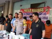 Warga Negara China Perakit Telephone Genggam Ilegal Ditangkap di Tangerang Warga Negara China Perakit Telephone Genggam Ilegal Ditangkap di Tangerang