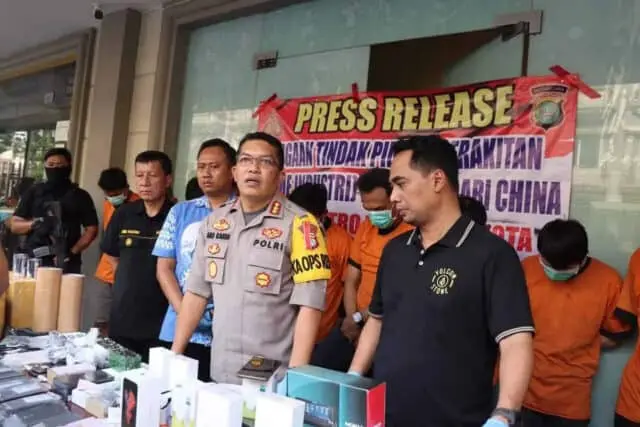 Warga Negara China Perakit Telephone Genggam Ilegal Ditangkap di Tangerang