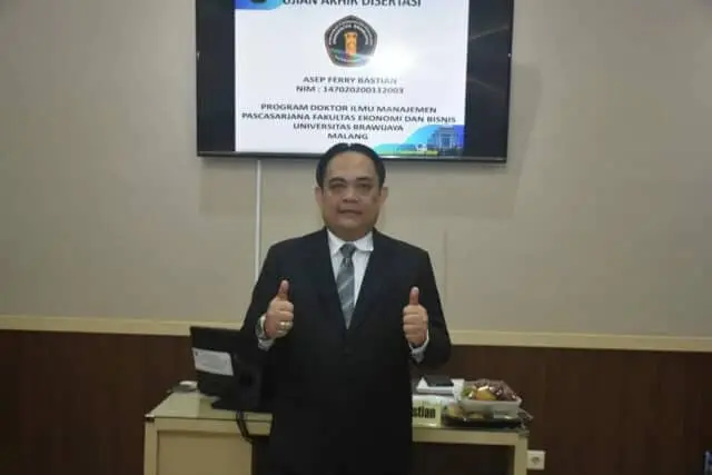 Teliti Pilgub Banten, Asep Ferry Bastian Jadi Doktor Pria Termuda di UNIS Tangerang Teliti Pilgub Banten, Asep Ferry Bastian Jadi Doktor Pria Termuda di UNIS Tangerang