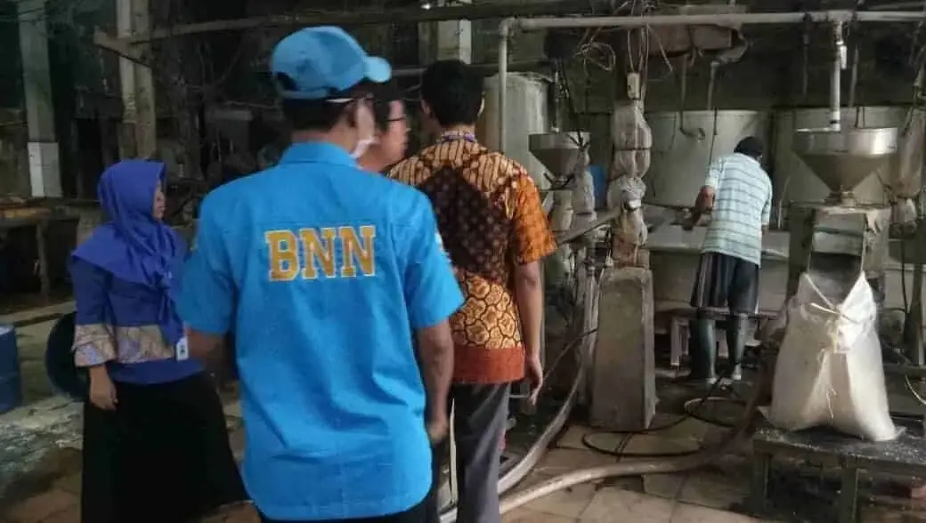 BNN Dampingi BPOM Geledah Pabrik Tahu Berformalin BNN Dampingi BPOM Geledah Pabrik Tahu Berformalin