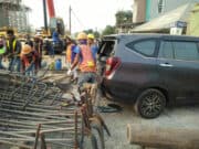 Tiang Pancang PSN JORR II Kunciran-Bandara Roboh Timpa Mobil dan Motor Warga Tiang Pancang PSN JORR II Kunciran-Bandara Roboh Timpa Mobil dan Motor Warga