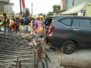 Tiang Pancang PSN JORR II Kunciran-Bandara Roboh Timpa Mobil dan Motor Warga Tiang Pancang PSN JORR II Kunciran-Bandara Roboh Timpa Mobil dan Motor Warga