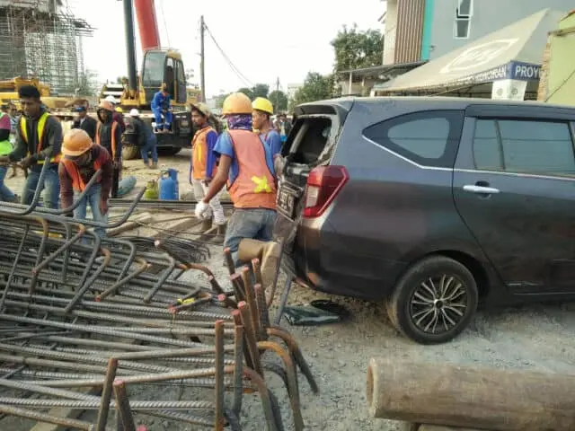Tiang Pancang PSN JORR II Kunciran-Bandara Roboh Timpa Mobil dan Motor Warga Tiang Pancang PSN JORR II Kunciran-Bandara Roboh Timpa Mobil dan Motor Warga