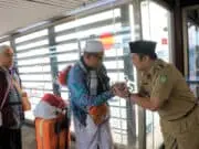 Arief Sambut Kedatangan Jamaah Haji Asal Kota Tangerang di Bandara Soetta Arief Sambut Kedatangan Jamaah Haji Asal Kota Tangerang di Bandara Soetta
