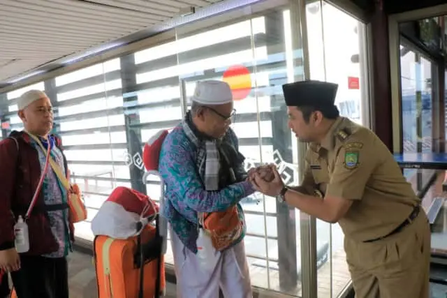 Arief Sambut Kedatangan Jamaah Haji Asal Kota Tangerang di Bandara Soetta Arief Sambut Kedatangan Jamaah Haji Asal Kota Tangerang di Bandara Soetta
