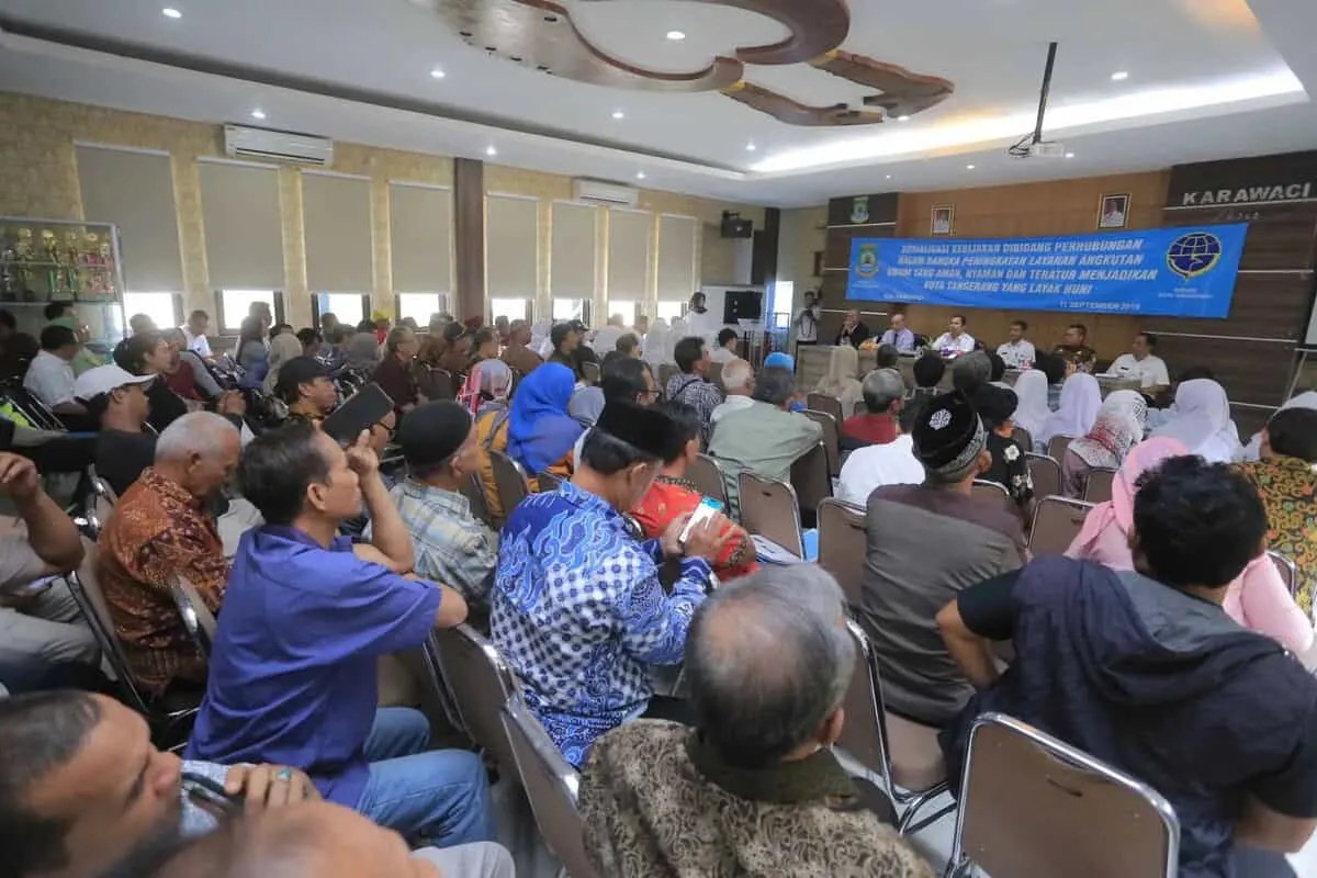 Naik Trans Kota Tangerang Bayar Lewat Cashless Naik Trans Kota Tangerang Bayar Lewat Cashless
