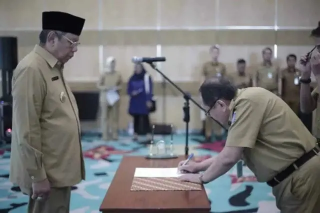 8 Pejabat Pemkot Tangsel Sertijab dan Tandatangan Fakta Integritas 8 Pejabat Pemkot Tangsel Sertijab dan Tandatangan Fakta Integritas