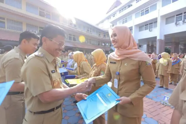 SK Pensiun dan Kenaikan Pangkat Diberikan Pada 366 Pegawai Kota Tangerang SK Pensiun dan Kenaikan Pangkat Diberikan Pada 366 Pegawai Kota Tangerang