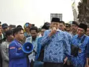 Diacungi Jempol, Gubernur Banten Temui Langsung Demonstran Diacungi Jempol, Gubernur Banten Temui Langsung Demonstran
