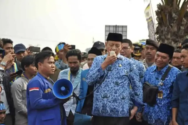 Diacungi Jempol, Gubernur Banten Temui Langsung Demonstran Diacungi Jempol, Gubernur Banten Temui Langsung Demonstran