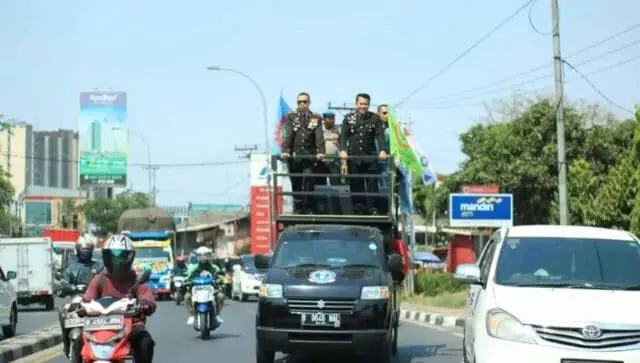 Gunakan Mobil Komando Polisi di Tangerang Sambangi Markas TNI Ucapkan HUT ke-74 Gunakan Mobil Komando Polisi di Tangerang Sambangi Markas TNI Ucapkan HUT ke-74